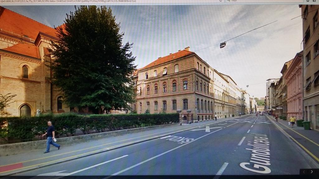 - Door Zagreb